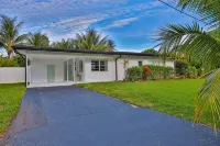 Huge Cove Home w Tiki and Spa+ Bikes, Minutes to Ocean - 3성급