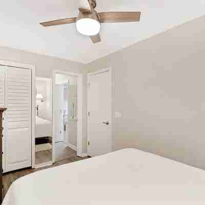3 min walk to Folly Field Beach Modern & Fun 1bdrm Rooms