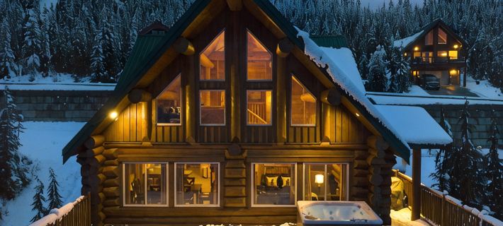 Stunning Log Mount Washington Chalet with Breathtaking Views of Strathcona Park Hotels in Comox Valley