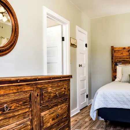 3 Bedroom, 1 Bath rock cottage in Walking Distance to Downtown Alpine