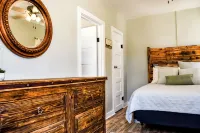 3 Bedroom, 1 Bath rock cottage in Walking Distance to Downtown Alpine - Homestays