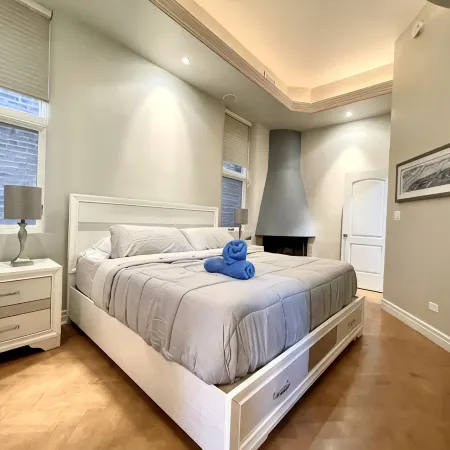 GROUP LUX in Old Town/Gold Coast (+private roof)