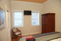 PARK and WALK - Mayberry & Main - 'The Main Suite' - New Construction