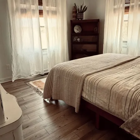 Pet Friendly 5-bedroom cottage just a 16-minute walk to Outer Banks Beaches