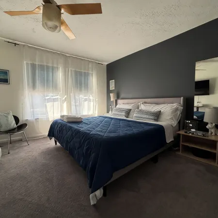 LiveWorkPlaynearTruistPark- privacy, updated kitchen, fast Wi-Fi & YouTubeTv