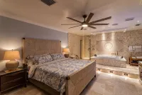 Private Luxury Pool & Spa Retreat – Great Location - พร้อมระเบียง