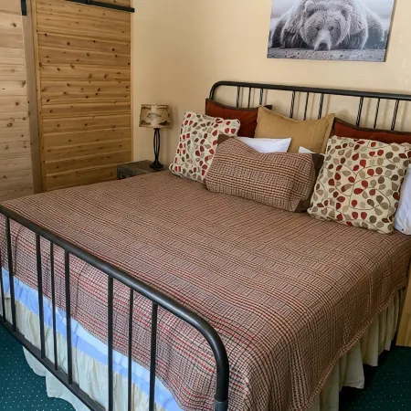Stunning Newly Remodeled Master Bath Close to Roaring Fork River Super Clean!