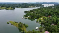 BRAND NEW Lake Front home. Private cove and boat dock! Modern farmhouse appeal! - Alphydda
