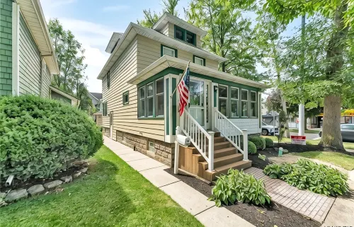 Charming River Front Cottage Retreat - Country Houses