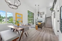 Jaw-dropping artistic mid-century modern home! Close to medical centers - 부티크