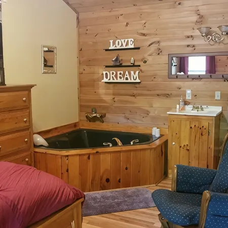 Wild Bills Riverfront Escape - Garden hot tub