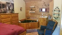 Wild Bills Riverfront Escape - Garden hot tub - Chalets