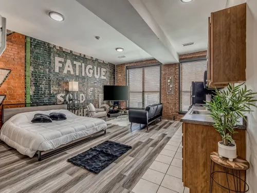 Deluxe Studio in Historic Downtown Building! - Wifi