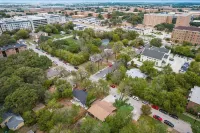 5BR/3BA walking distance to UNT with covered patio - 4-Star
