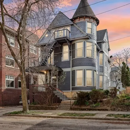 Lakefront Manor MKE - Spacious for groups and steps from beach and downtown
