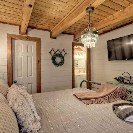 Private, Guest Favorite Cabin, Fire Pit, Close to Hiking and Downtown Clayton!