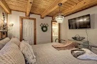 Private, Guest Favorite Cabin, Fire Pit, Close to Hiking and Downtown Clayton! - 4-Star
