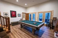 BEAR'S DEN  - Spacious mountain home on river game room & fire pit in Burlingame - 자쿠지