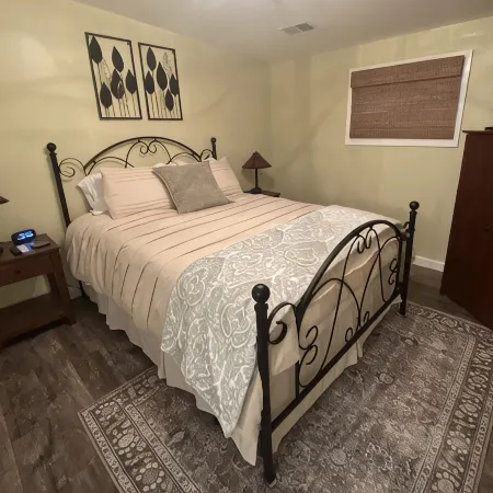 Modern Lake Home in Private Setting with Lake Access and Hot Tub Ξενοδοχεία στην πόλη Conneaut