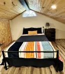 Cozy 2 bedroom cabin nestled in the pines - Homestays