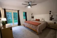 Walk to HoliMont! Cozy Creekside Haven in Downtown Ellicottville - 4 tähden