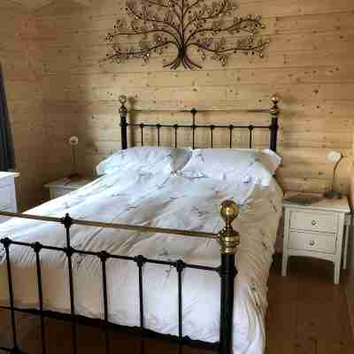 Lovely cabin with country views in popular Somerset village. Rooms