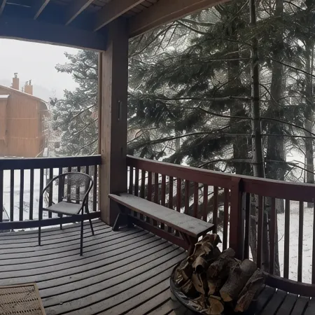 Cozy M&M’s Condo-2 blocks from resort lift!