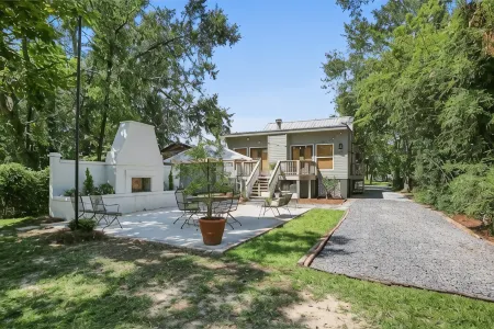 Blume Cottage-Historic 2Br Getaway, Walk to Lake Pontchartrain & Cafe's