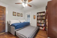 Historic Urban Retreat Fit for a KING! - บังกะโล