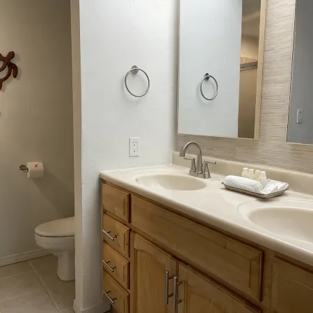 Partial Ocean View * Ocean View Complex * AC * King Bed * Casa de Emdeko
