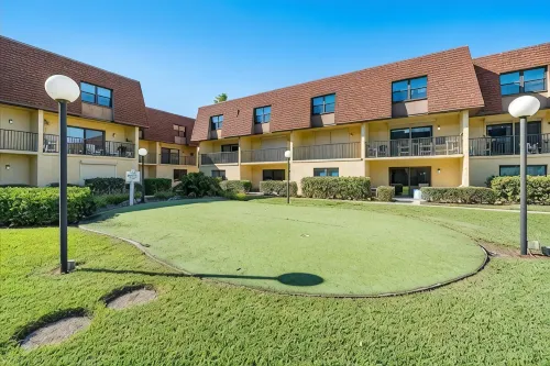 Affordable ONE BR Main Floor Condo RIGHT ON THE BEACH w/ KING Bed & Heated POOL! - 4 tähden
