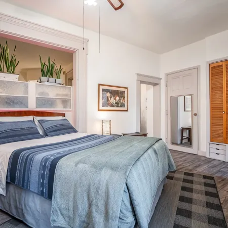 Updated Historical apartment close to a park and two blocks from the best dining