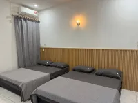 Landed Matang Emart 14pax 3carpark by HopeHome - Villas