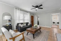 Remodeled Home in a Great and Quiet Neighborhood - Close to Everything! - 3 ดาว