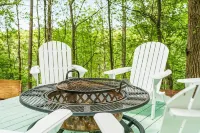 NEW Colorful Cottage + Hot Tub + Pets + 15 min to LAKE - 4-Star