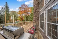 8 BEDROOM 5K Sq Ft Can Sleep 30, Minutes to Slopes and Lake, W/ VOLLEYBALL COURT - 4-Star