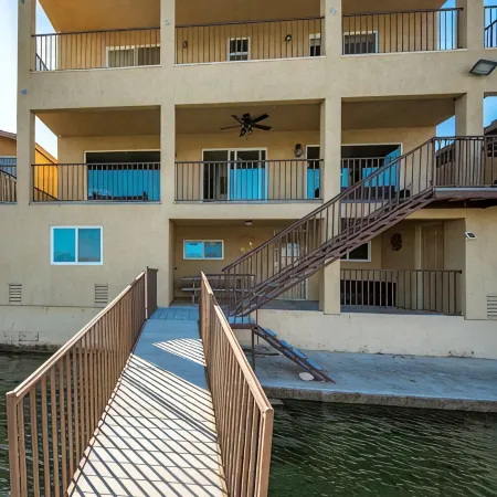 2900sf Riverfront home,no wake zone,5 bdrm, 4 bath Sleeps14,games, Sandy Beach!