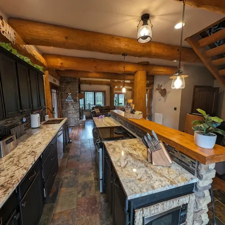 The Holston River Lodge: Luxury Riverfront, Hot Tub, Fishing, Views & Wineries