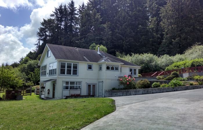 Ferndale BluffHouse --  Farm House sleeps 9; 10 acre former dairy