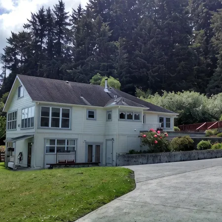 Ferndale BluffHouse -- Farm House sleeps 9; 10 acre former dairy