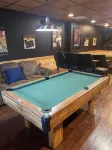 Newer Cabin, Sleeps 6, 2 King Suites, THEATER, Hot Tub, Resort Pool,1 mi to Pkwy - 小木屋