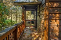 🌲Easy Paved Access🔥Fireplace❤️Great Privacy🏞️Across River🎇NearDowntown🙂 - 4-Star
