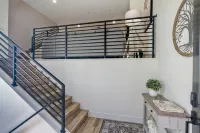 Luxury & Comfort IN the Village.  Walk everywhere!! - 3 ดาว