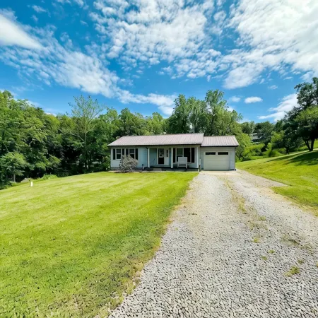 Cozy home in the heart of Hocking Hills * with Hot Tub *