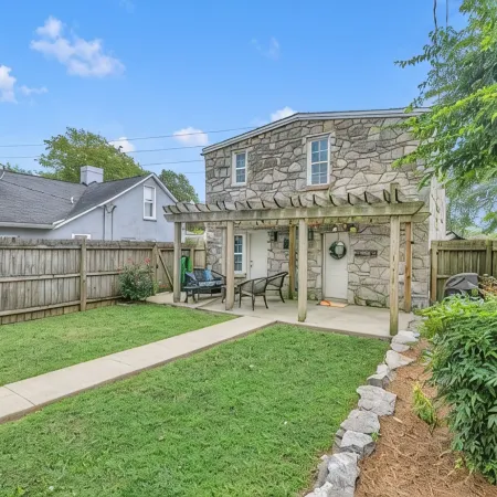 Blakely's Stone Cottage: Walk to downtown Franklin & Civil War Sites