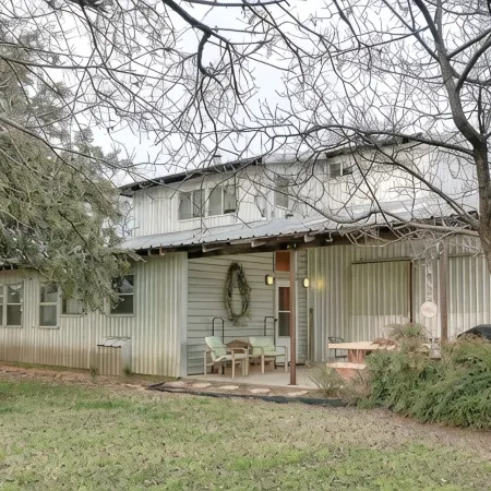 Secluded Getaway, 2Br, Near Fossil Rim, 1000 Acres, Hiking, Farm Animals