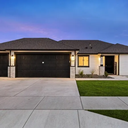 New house!! Outdoor Hot tub with beautiful sunset views