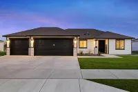 New house!! Outdoor Hot tub with beautiful sunset views - 4-Star