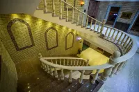 Karvon-Saroy Hotel - parking