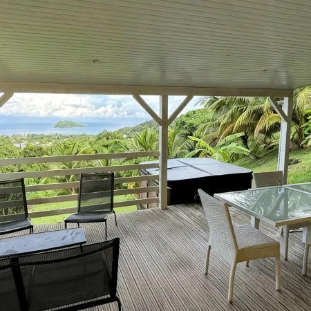 Habitation Pineau - Sea View Duplex with Private Hot Tub, Deshaies